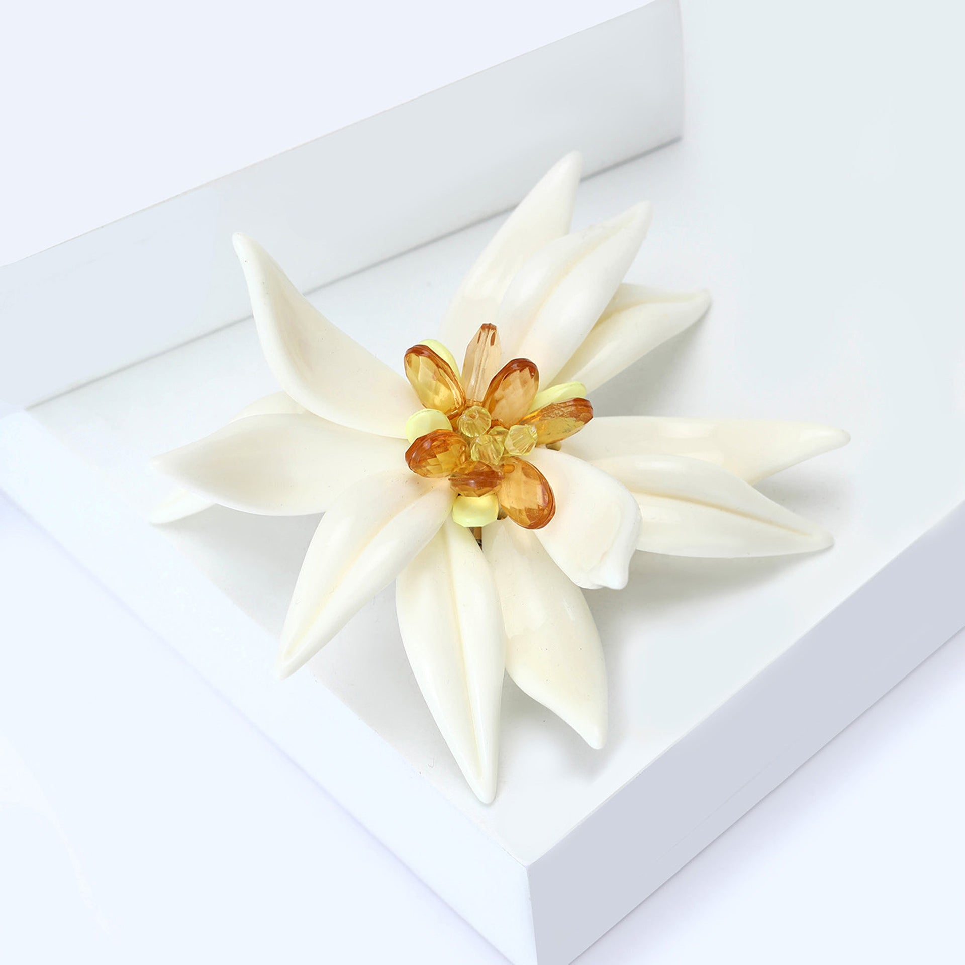 Wholesale Modern Enamel Edelweiss Brooch Pastoral Style Women Suit Lapel Pin Alloy Boutique Gift