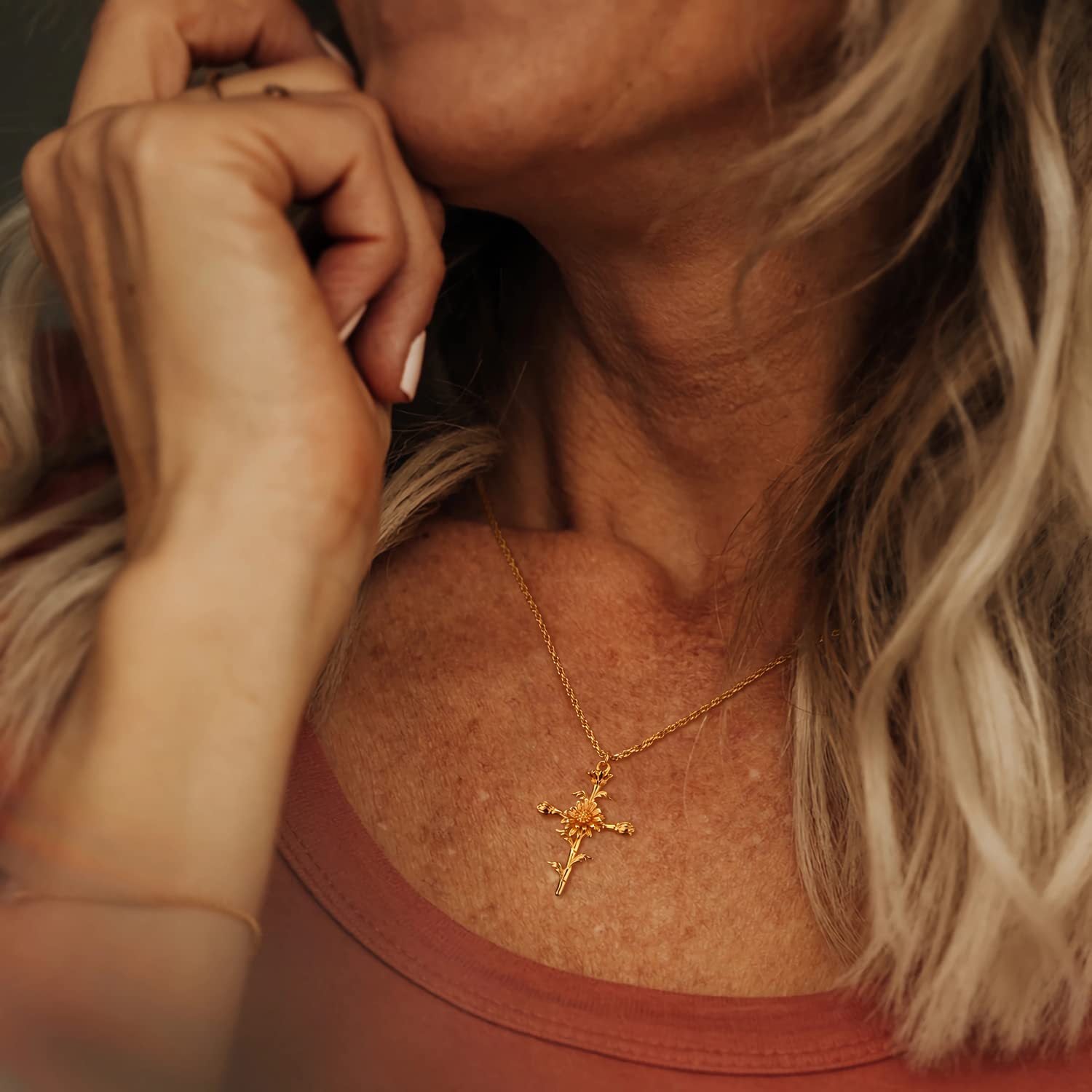 Wholesale  December Flower Necklace Cross Birth Flower Necklace Flower Mother's Day Stereo Vacuum Color Preservation