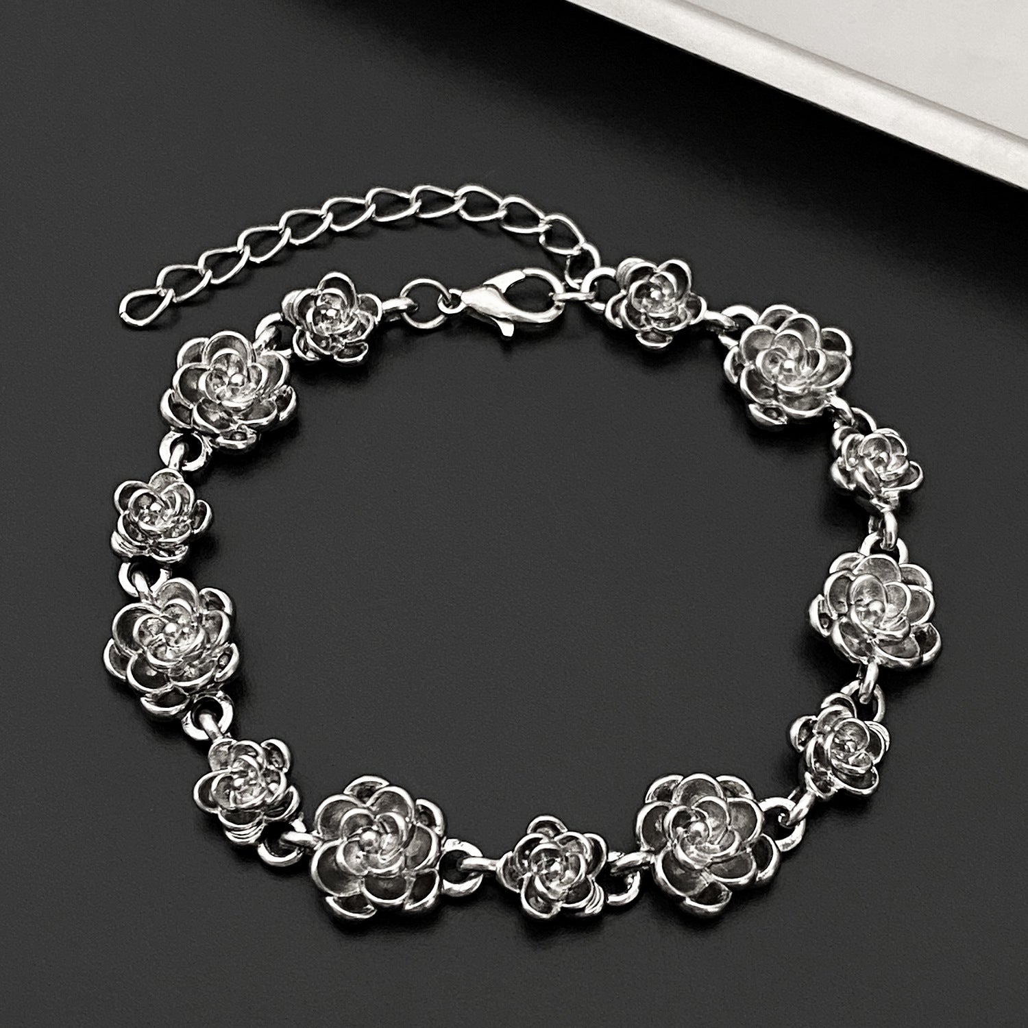 Wholesale Vintage Alloy Flower Bracelet For Women Distressed Design Chic Jewelry Accessory