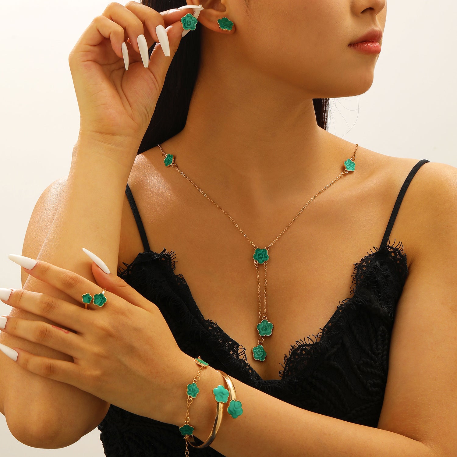 Collana, bracciale e orecchini con quadrifoglio all'ingrosso