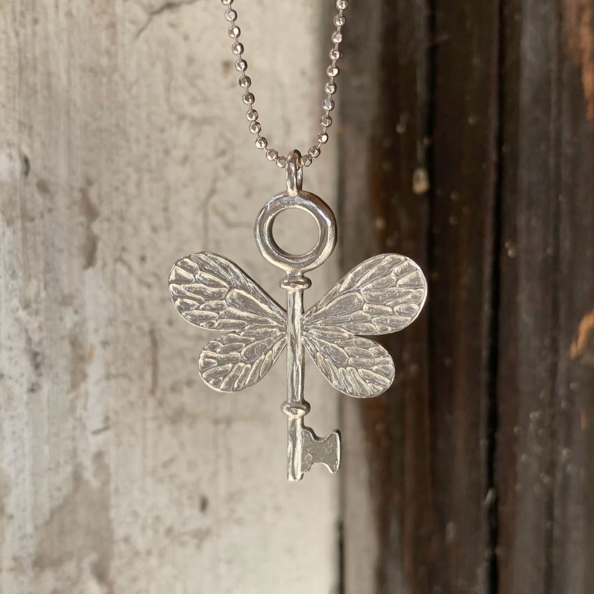 Wholesale Electroplated Alloy Retro Key Butterfly Pendant Necklace - Fashion Accessory for Women