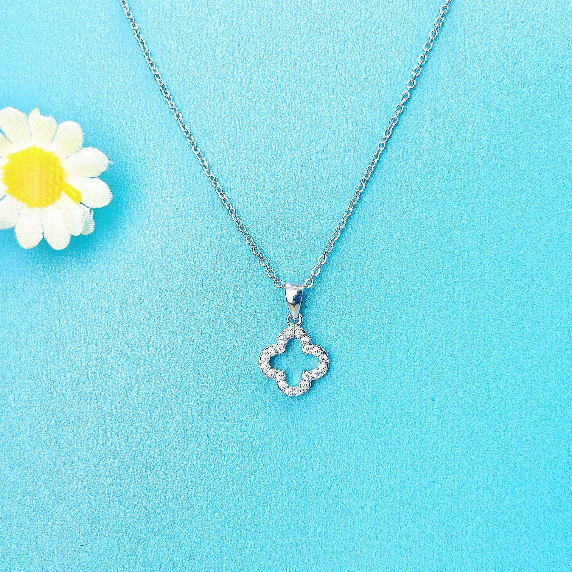 Wholesale Trendy Four Leaf Clover Hollow Pendant Necklace Gold Plated Copper Party Fashion Accessory For Women Boutique Resale