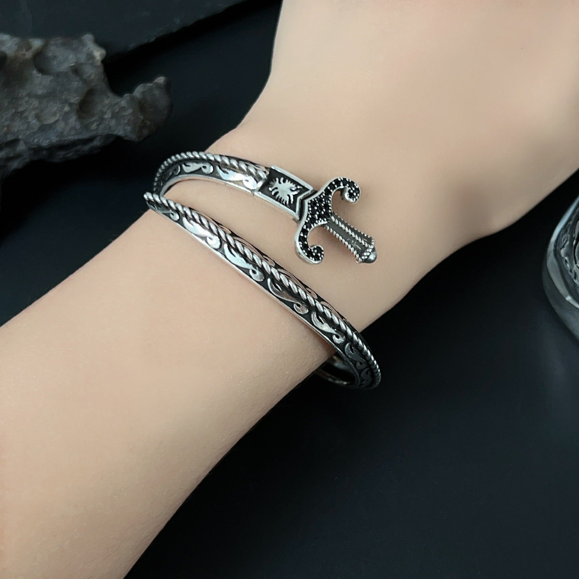 Wholesale  Fashion Carving Diamond Opening Bracelet