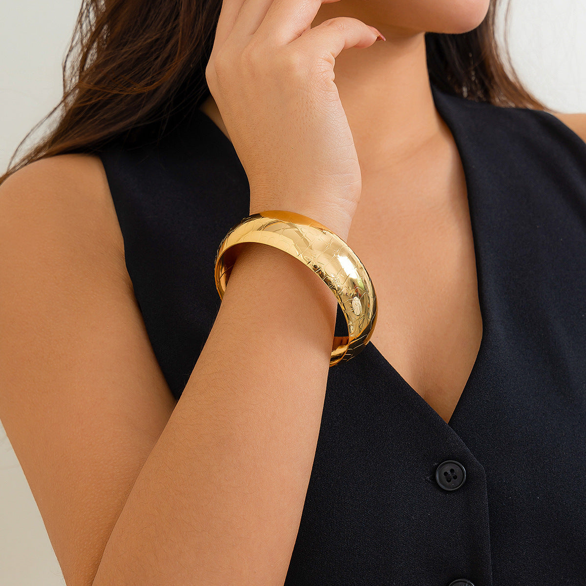 Wholesale Chic Gold Alloy Round Bangle Bracelet For Women Everyday Wear Jewelry Accessory