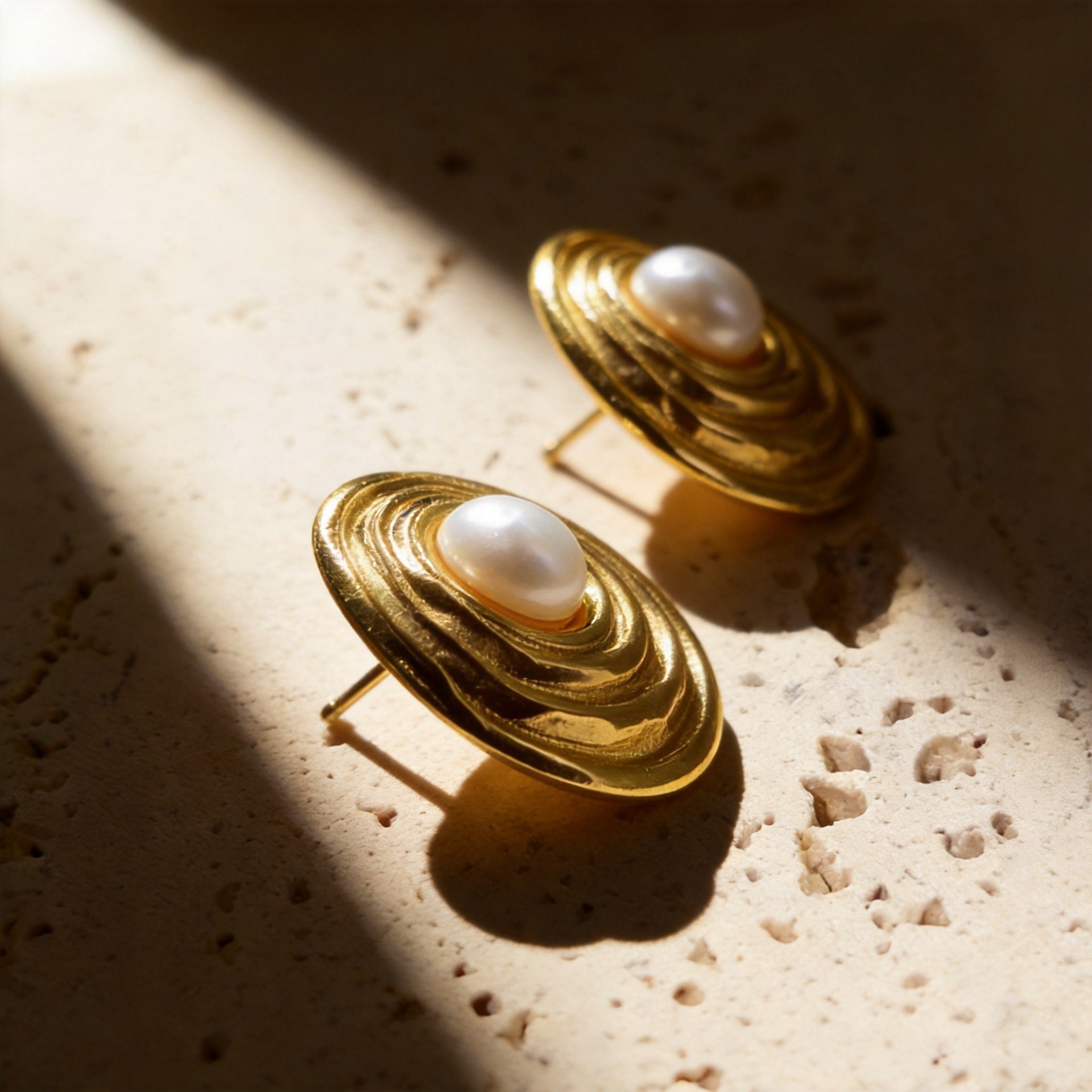 Wholesale Vintage Gold Flower Stud Earrings for Women,  Stainless Steel Chic Jewelry,  Party Fashion Accessory