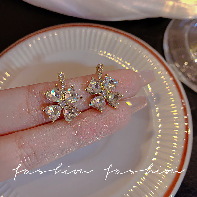 Wholesale Simple and Luxurious Heart-shaped Pearl Earrings