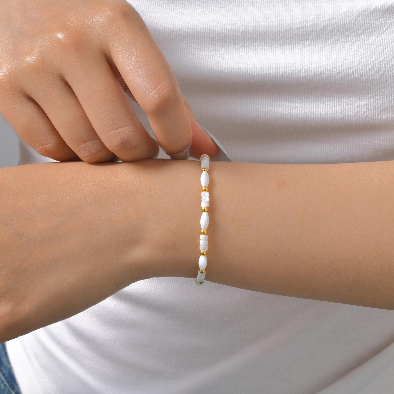Wholesale Modern White Shell Bead Bracelet Stainless Steel Gold Tone Jewelry Accessory Gift For Everyday Wear