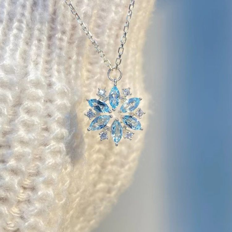 Wholesale New Arrival Diamond Sky Blue Glass Snowflake Necklace Women Light Luxury Niche Design Diamond Necklace Christmas Birthday Gift