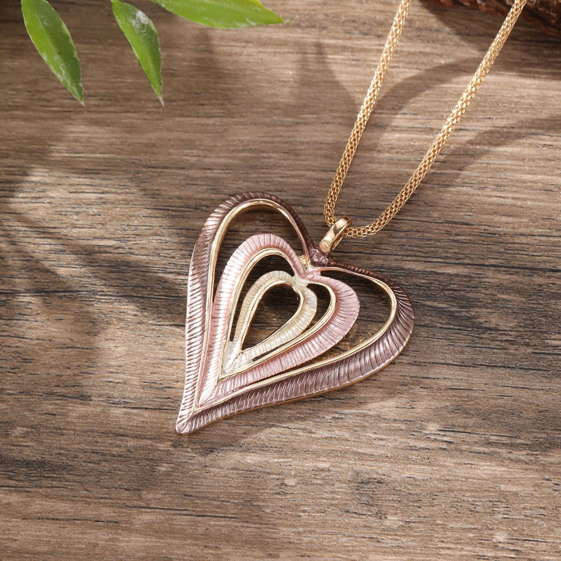Wholesale color painting oil hollow love pendant creative heart-shaped  alloy necklace