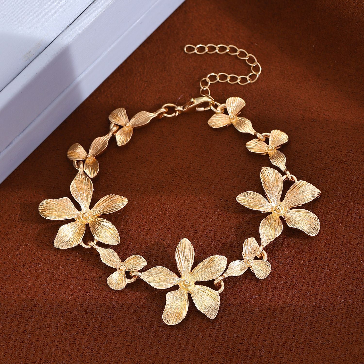 Wholesale Trendy Tulip Flower Bracelet For Women Alloy Electroplated Rhinestone Jewelry Accessory Sweet Spring Summer Gift