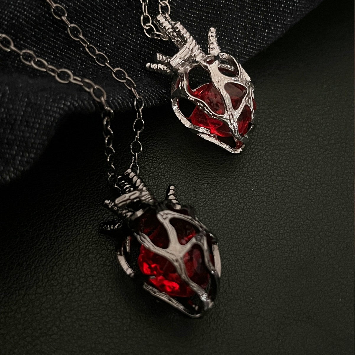 Wholesale Gothic Dark Style Hollow Heart Pendant Necklace Red Blue Glass Crystal Gift Boutique Resale Jewelry Accessory