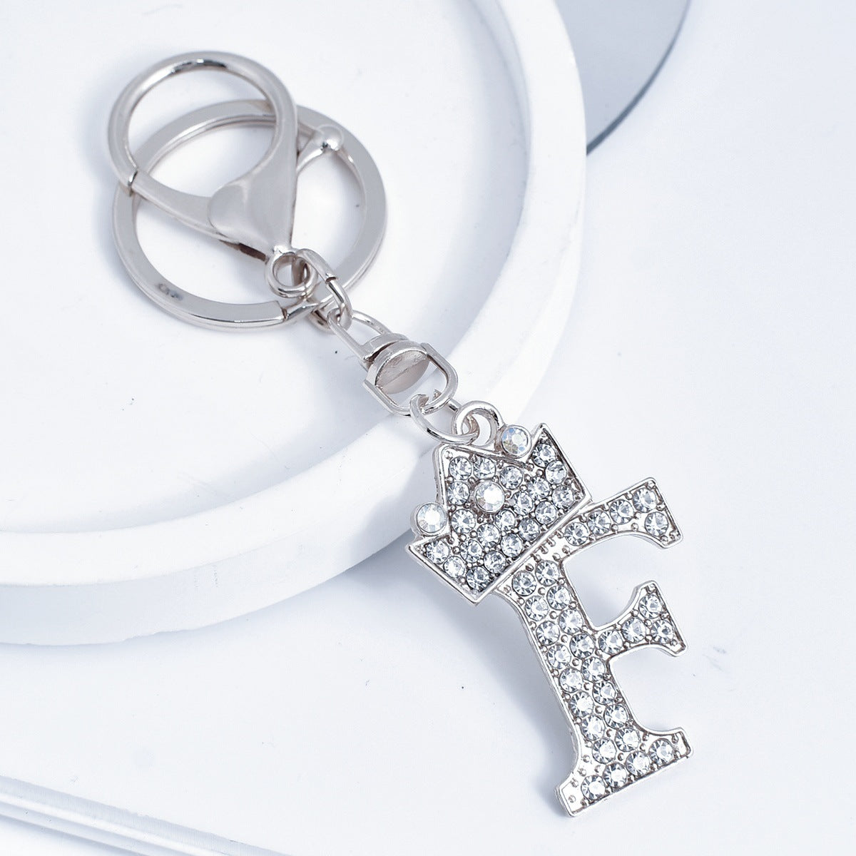 Wholesale Stylish Rhinestone 26 Letter Keychain Zinc Alloy Silver Metal Pendant Car Backpack Accessory Fashion Jewelry Gift For Resale