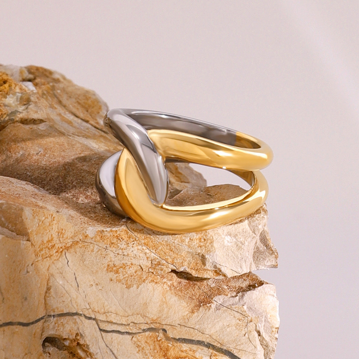 Wholesale light luxury fashion 18k gold stainless steel gold and silver color matching irregular winding ring