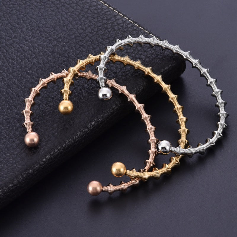 Bracciale aperto in acciaio inossidabile a strati con design a molla all'ingrosso