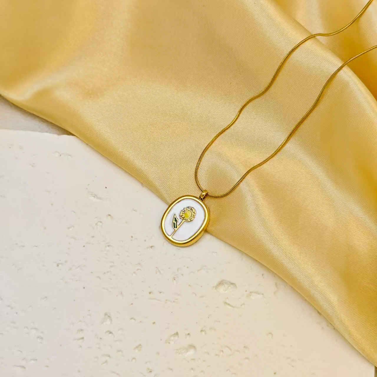 Wholesale French Retro Oval Flower Pendant Titanium Steel Necklace Trendy Fashion Accessory