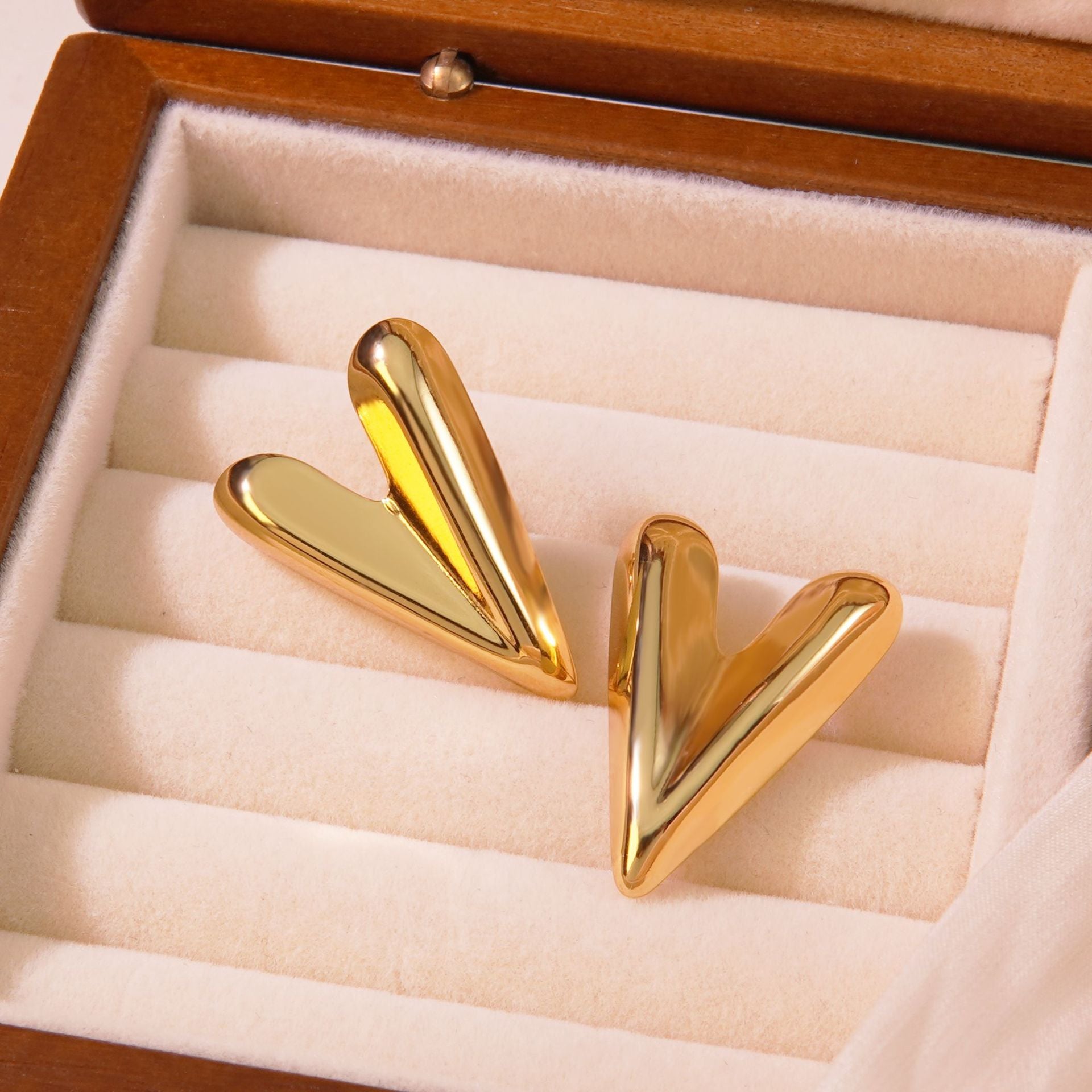 Wholesale  retro sweet cool stainless steel peach heart earrings