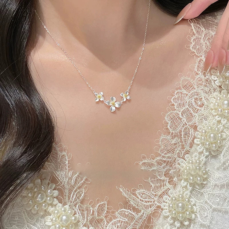 Wholesale Stylish Titanium Steel Floral Choker Necklace Silver Tone Flower Pendant Collarbone Chain For Women Trendy Jewelry Gift Boutique Resale