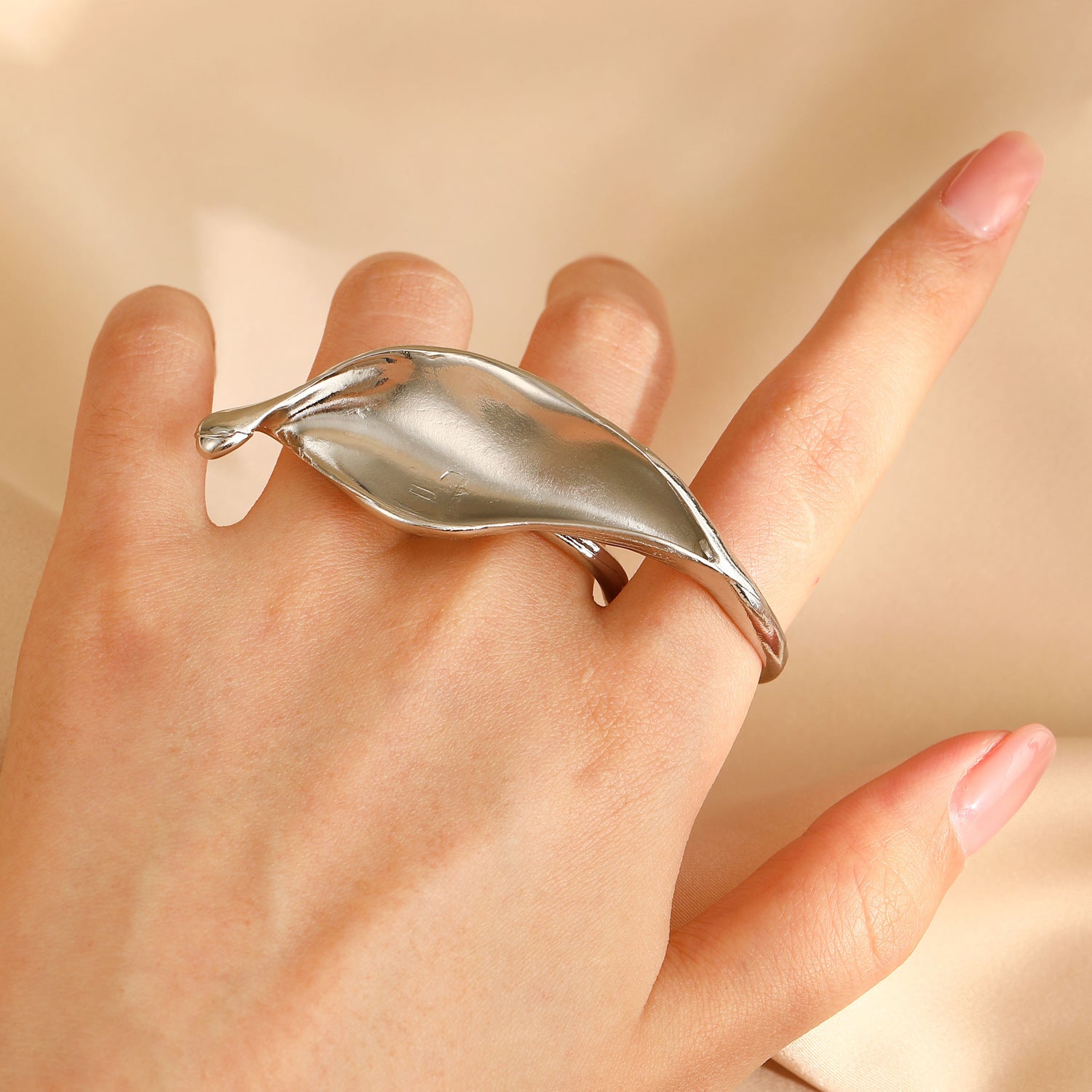 Wholesale Exaggerated Alloy Frosted Leaf Shape Opening Ring