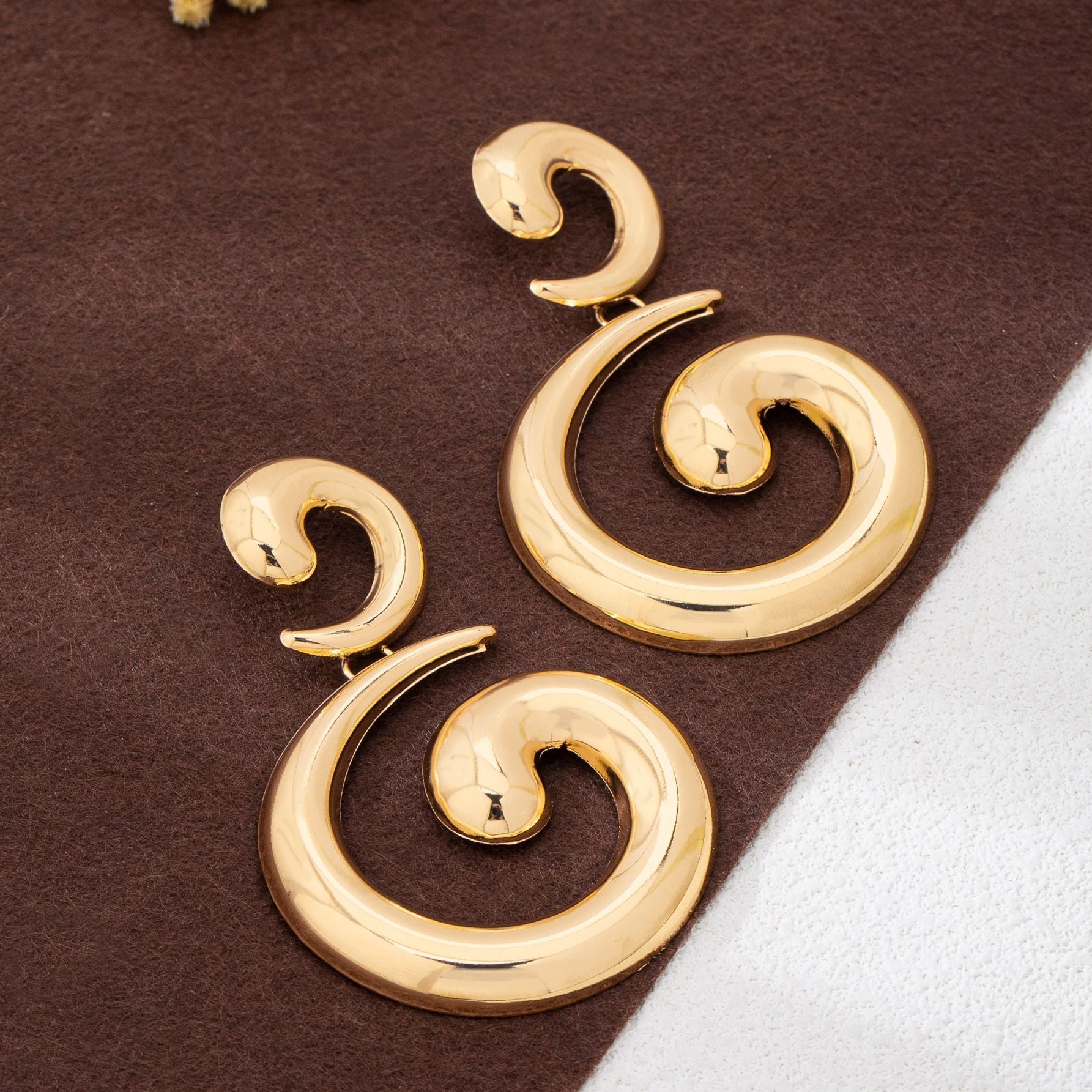 Wholesale Chic Gold C Shape Spiral Drop Earrings Retro Hollow Design Iron Alloy Jewelry Accessory Party Wear