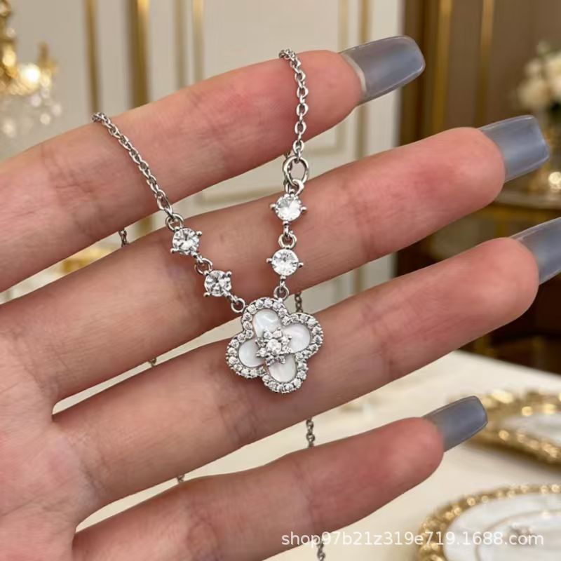 Wholesale Sweet Four-Leaf Flower Clavicle Chain - Titanium Steel,  Non-Fading,  Gemstone Accents - Boutique Resale Jewelry