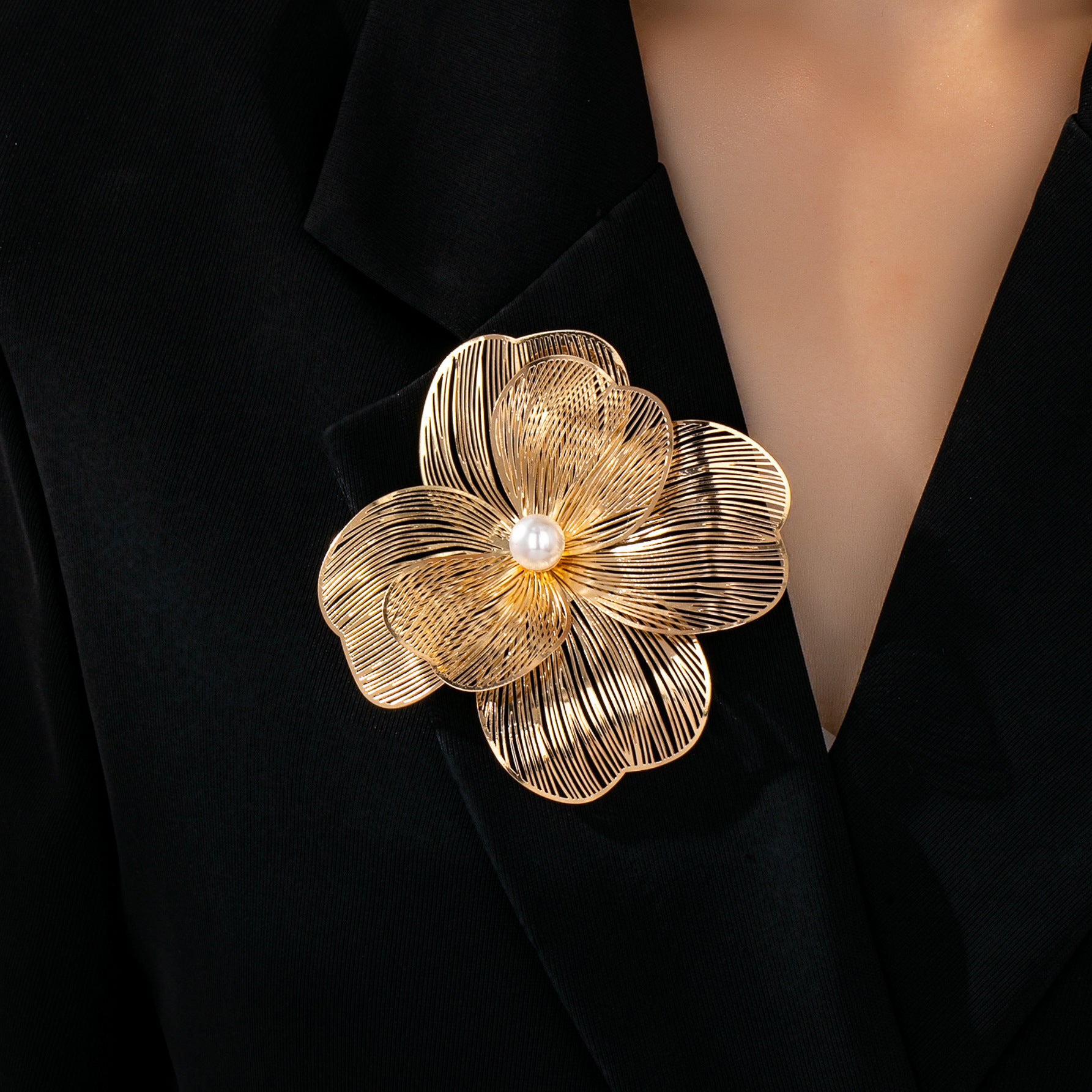 Wholesale Retro Elegant Gold Flower Brooch With Imitation Pearls For Women Banquet Festival Fashion Accessory