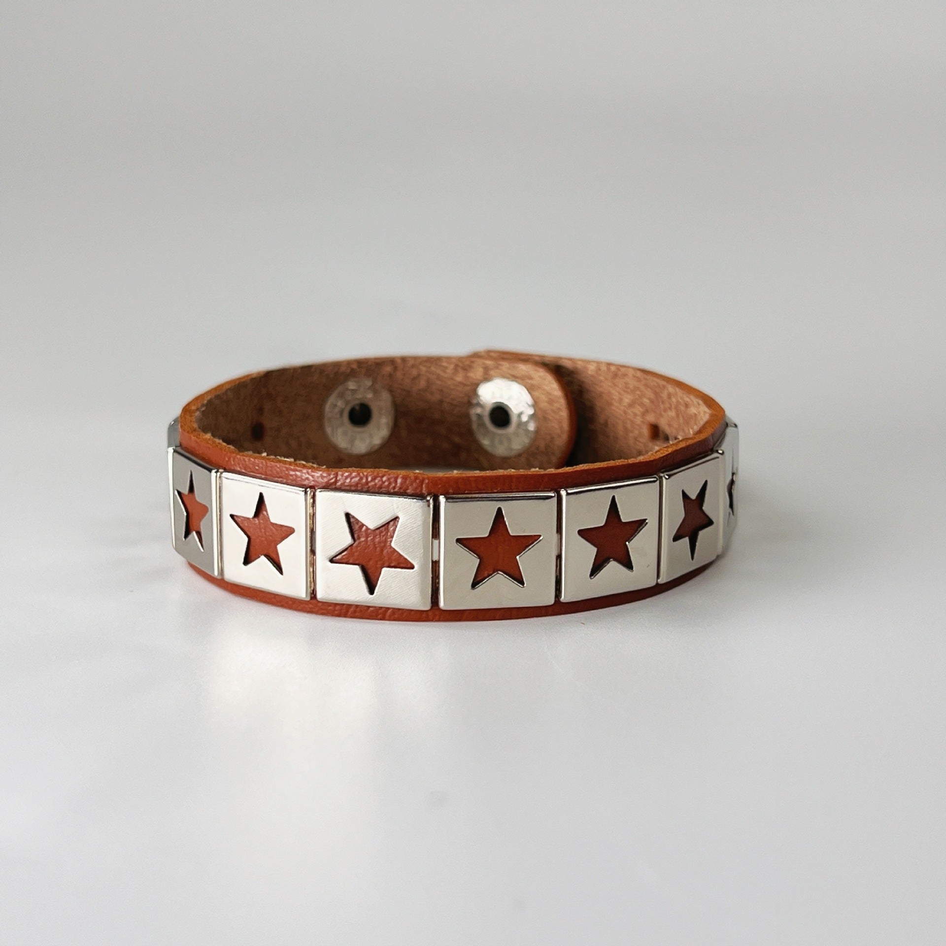 Wholesale Punk Style Leather Bracelet with Five-Pointed Star Rivet for Couples Men' s Fashion Accessory