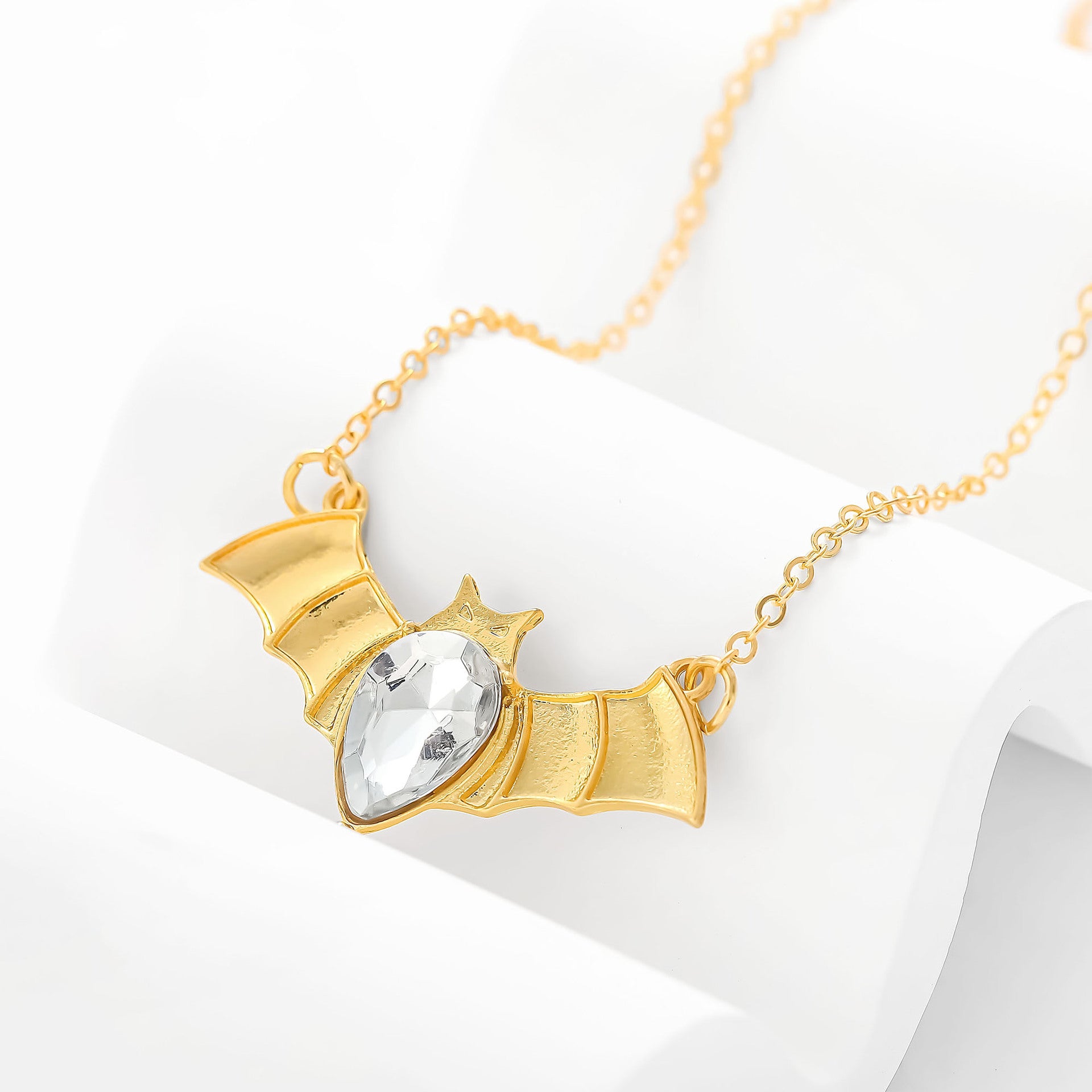 Wholesale Fashionable golden bat pendant large rhinestone necklace