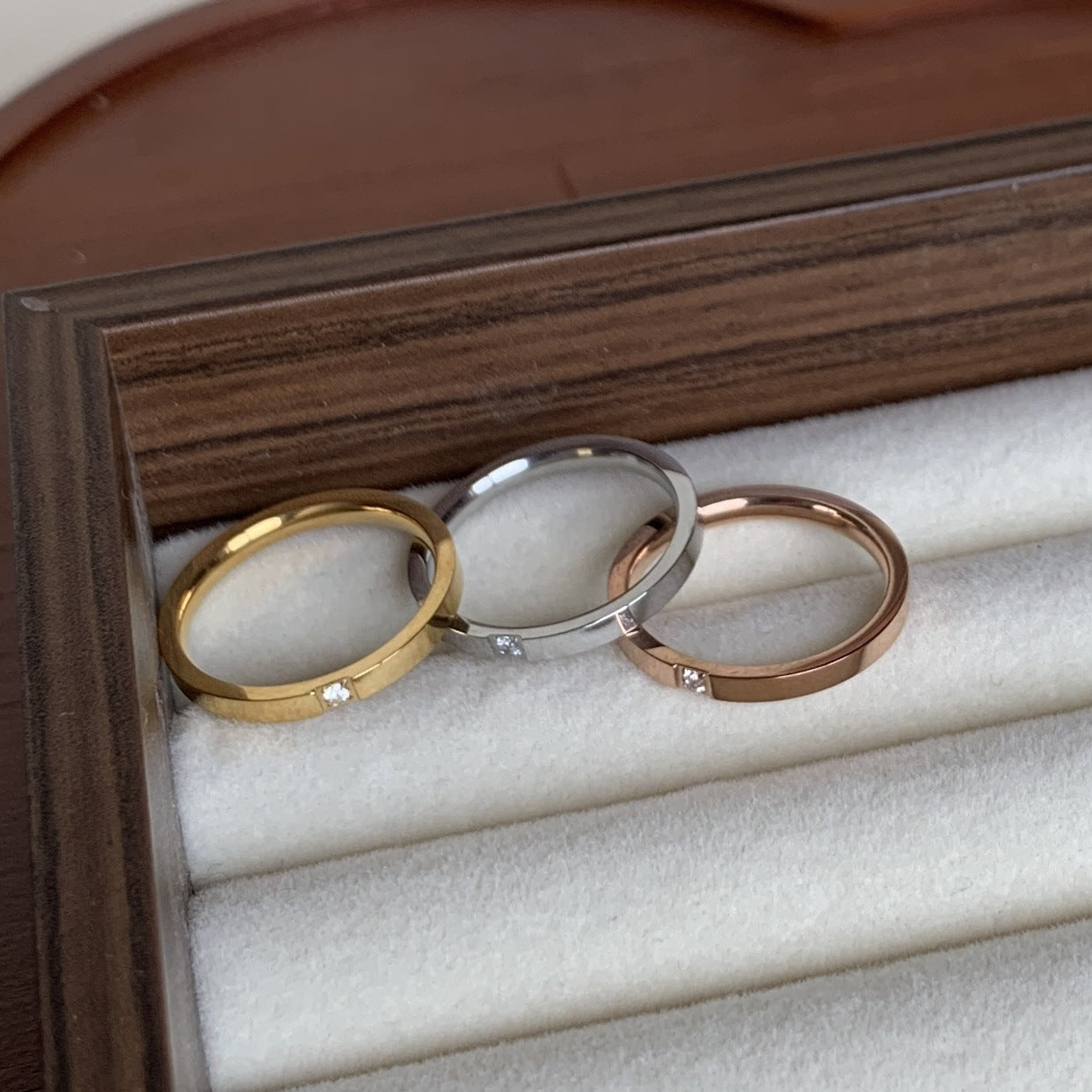 Wholesale Stylish Minimalist Couple Stacking Ring Thin Band Titanium Steel Gold Plated Single Diamond Fashion Jewelry Accessory Boutique Resale