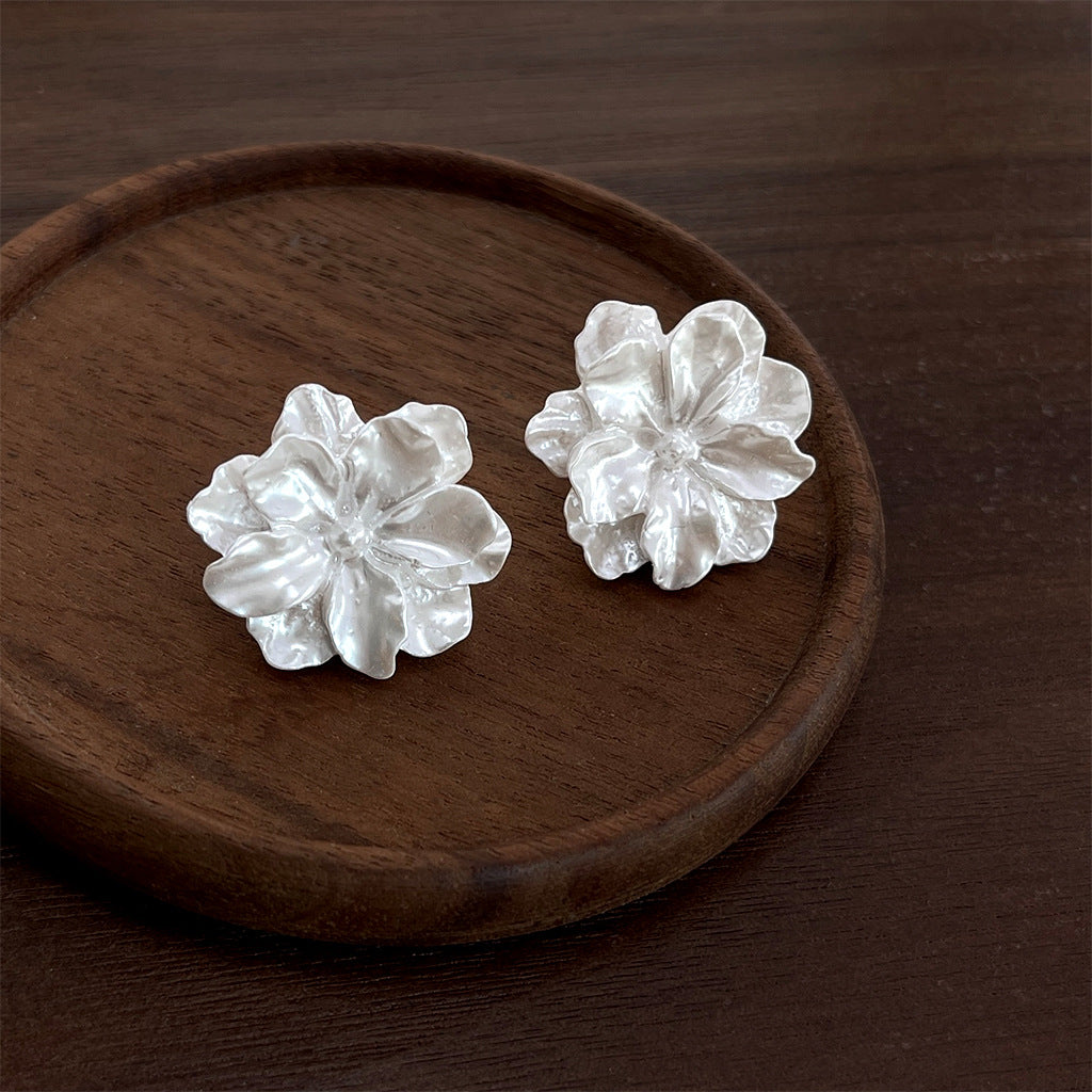 Wholesale White Camellia Heart Shape Flower Earrings for Party Wear Fashion Accessory