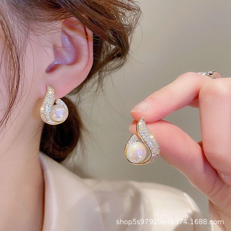 Wholesale 925 Silver Needle Light Luxury Pearl Earrings