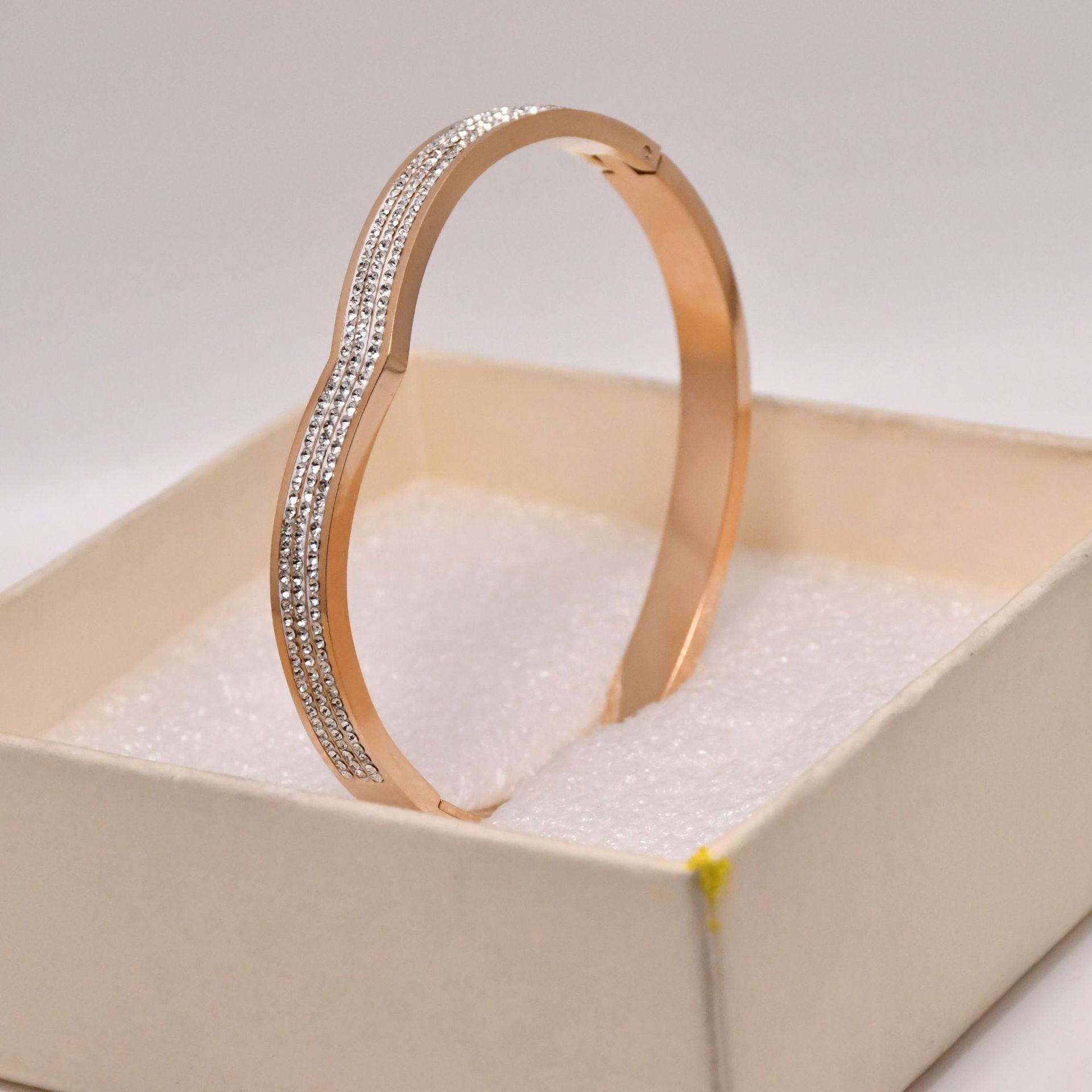 Wholesale Starry Sky V-shaped Diamond Titanium Steel Bracelet ACC-BT-Liyan005