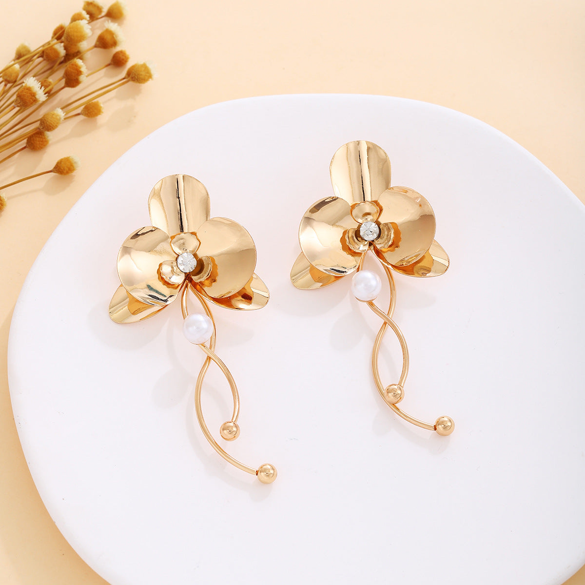 Wholesale Retro Flower Pearl Hollow Love Light Luxury Earrings