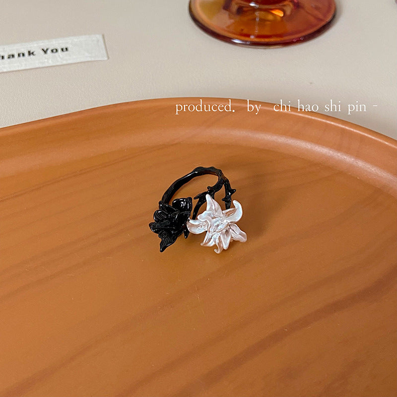 Wholesale Black and White Flower Ring