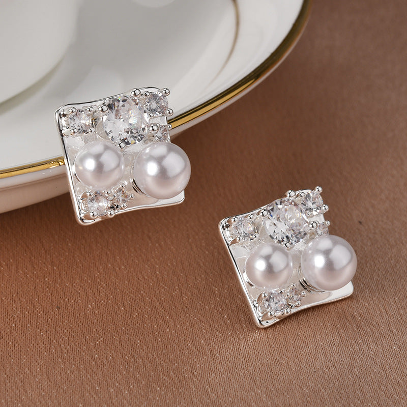 Wholesale Retro Exquisite Light Luxury Pearl Earrings