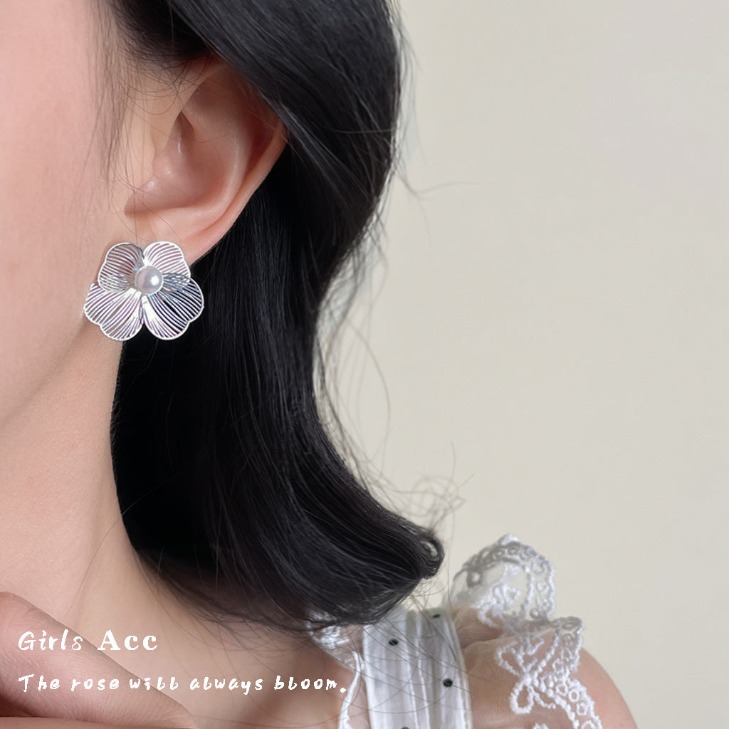 Wholesale White Camellia Heart Shape Flower Earrings for Party Wear Fashion Accessory