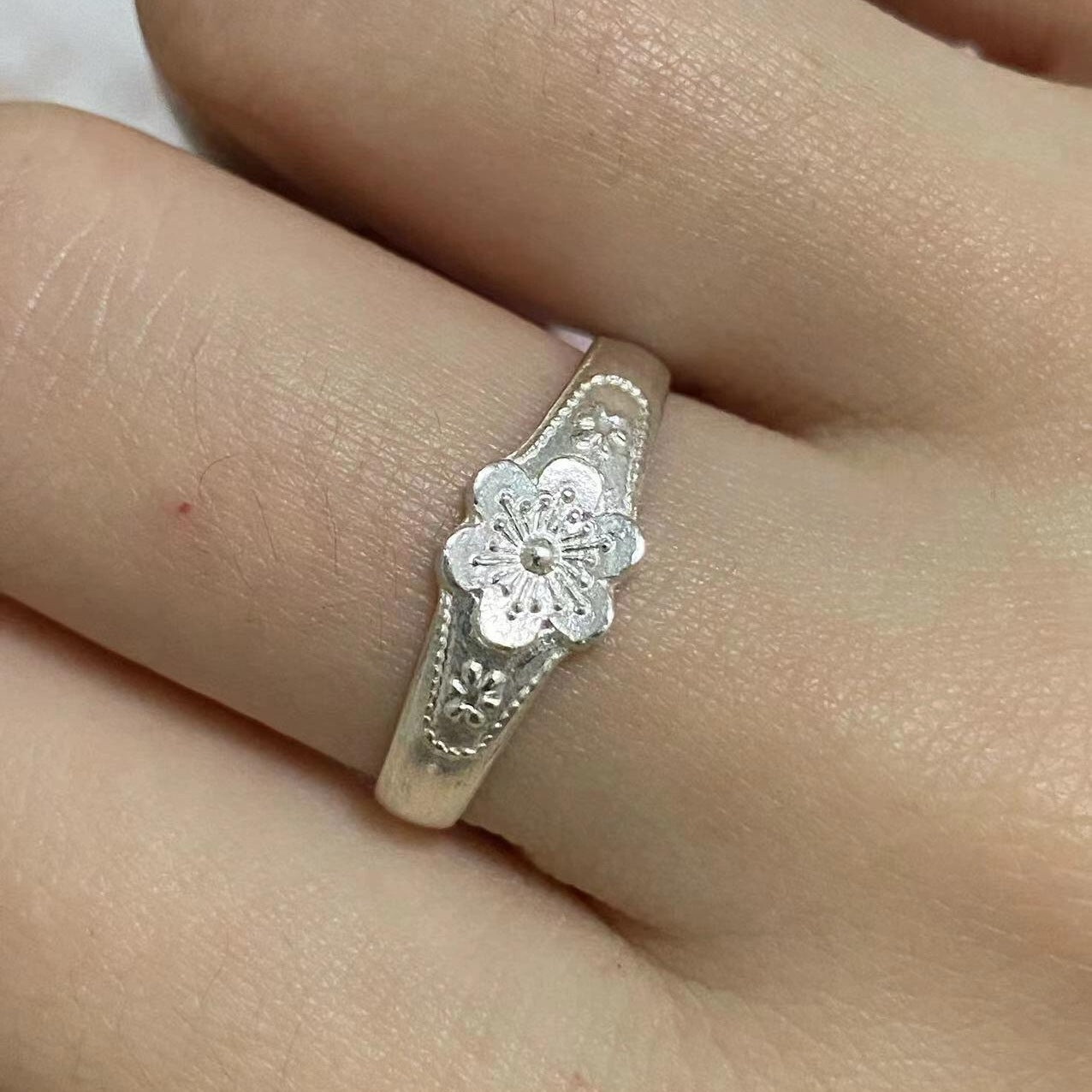 Wholesale Chinese Style Retro Pattern Ring Women' s Niche Design Sense Old-fashioned Plum Blossom Winding Flower Ring Open Finger Ring