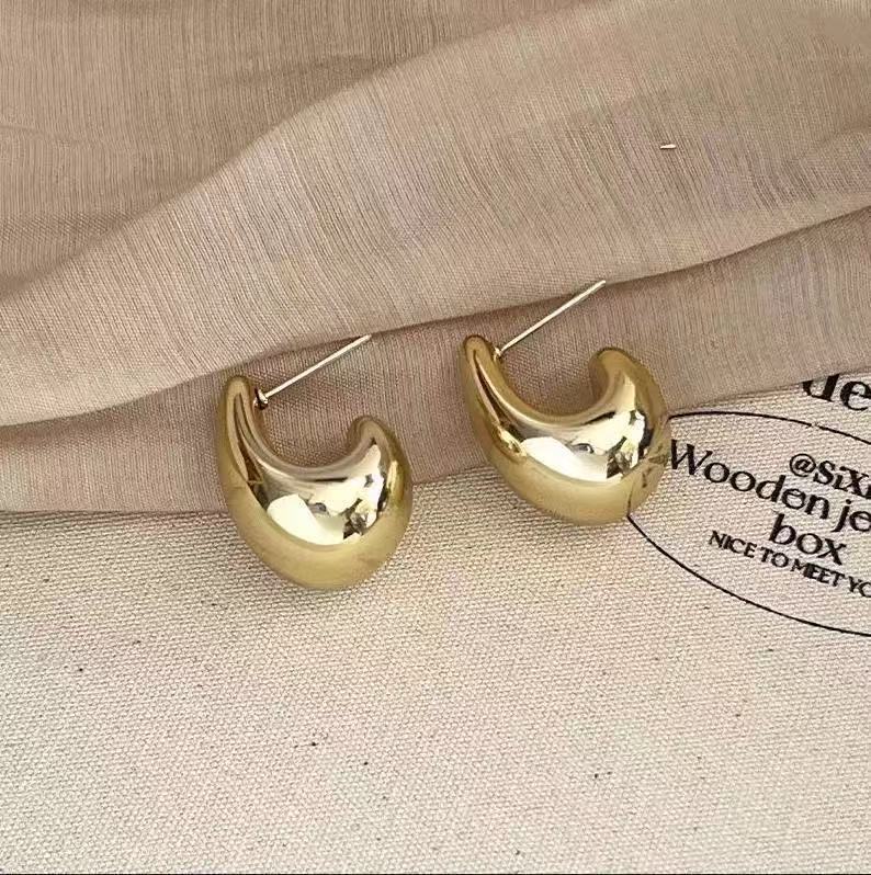 Wholesale Chic Open Heart Dangle Earrings For Women Geometric Gold Tone Earrings Stylish Jewelry Accessory Boutique Resale And Gift