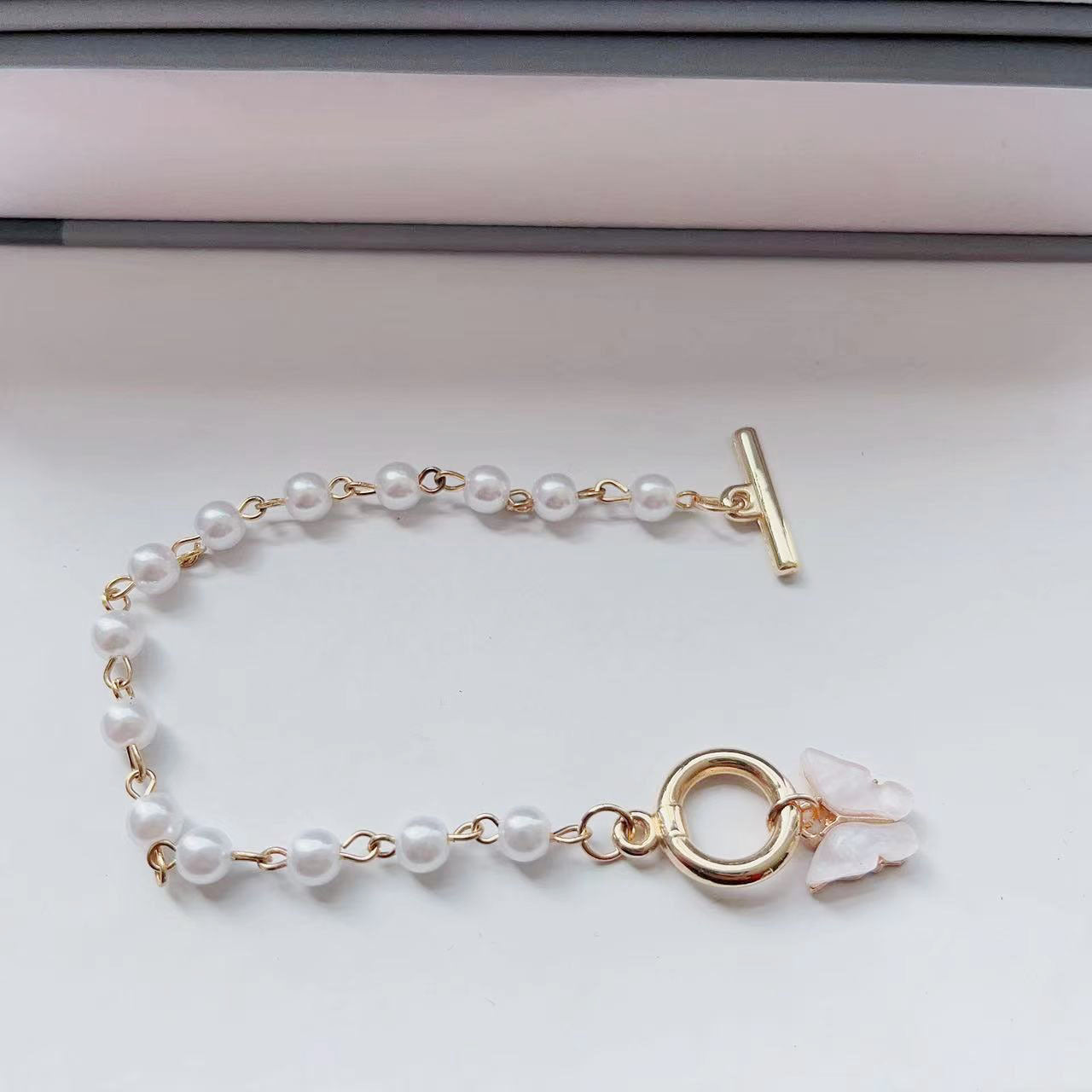 Wholesale Gold Butterfly Pearl Bracelet Women' s Boutique Resale Accessory
