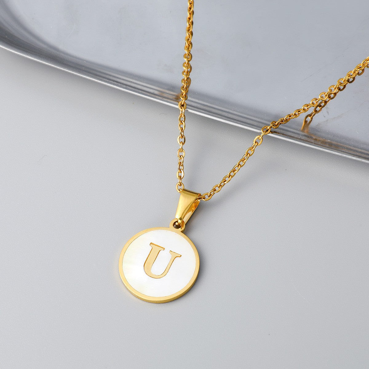 Wholesale Round Stainless Steel Gold Plated Letter Pendant Necklace for Women Fashion Accessory Gift