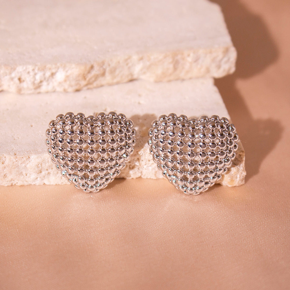 Wholesale  hollow love earrings light luxury retro heart-shaped design earrings