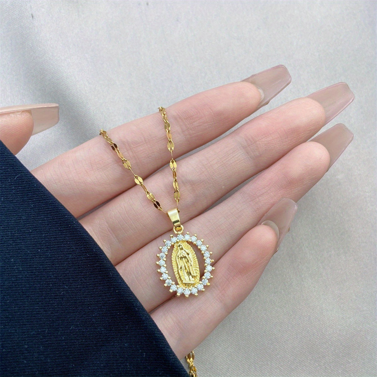 Wholesale European and American style minimalist luxury necklace,  unisex gold clavicle chain with zircon lace and openwork pendant.