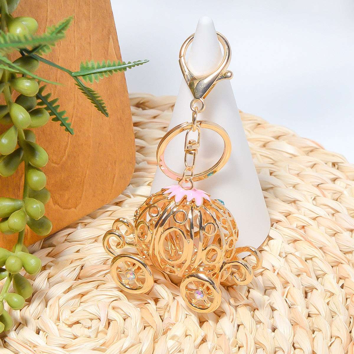Wholesale Zinc Alloy Pumpkin Keychain with Rhinestone Cat Eye Design for Couples Gift