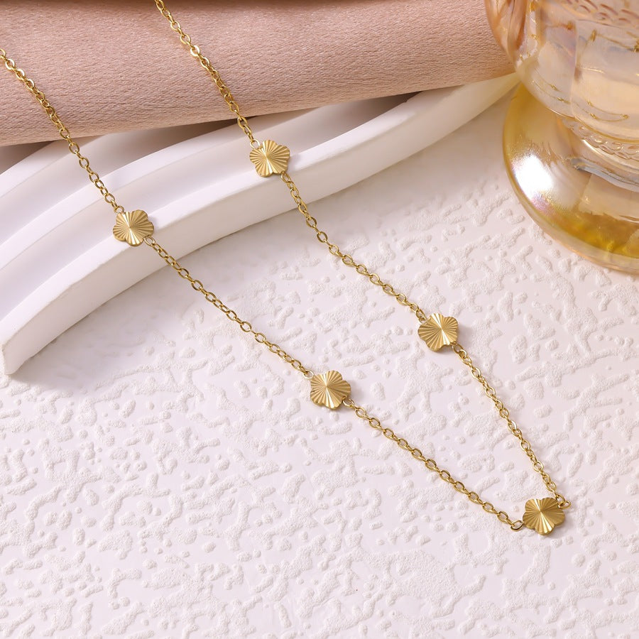 Wholesale All-Titanium Steel Light Luxury Fashion 18K Gold Engraved Five-Leaf Flower Mini Bracelet Necklace for Women