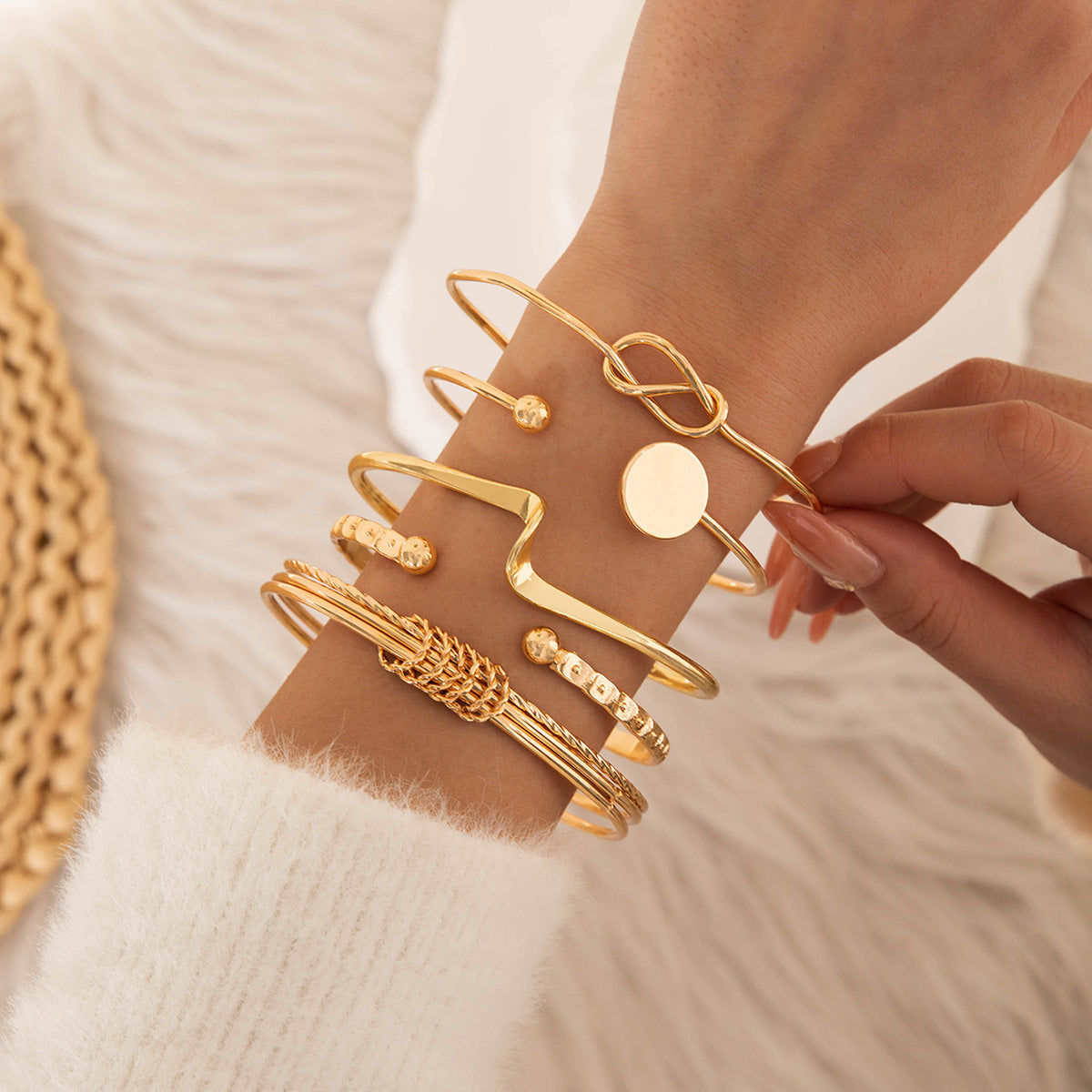 Wholesale retro fashion glossy geometric open bracelet suit