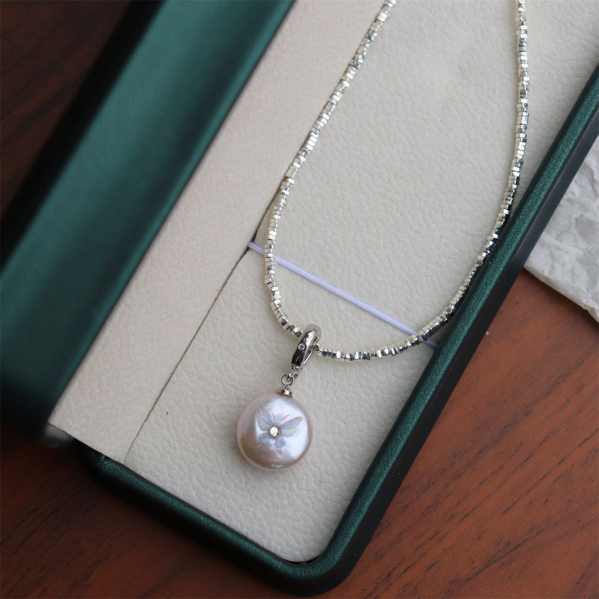 Wholesale  Light Luxury Simple Butterfly Painted Diamond  Pearl  Necklace