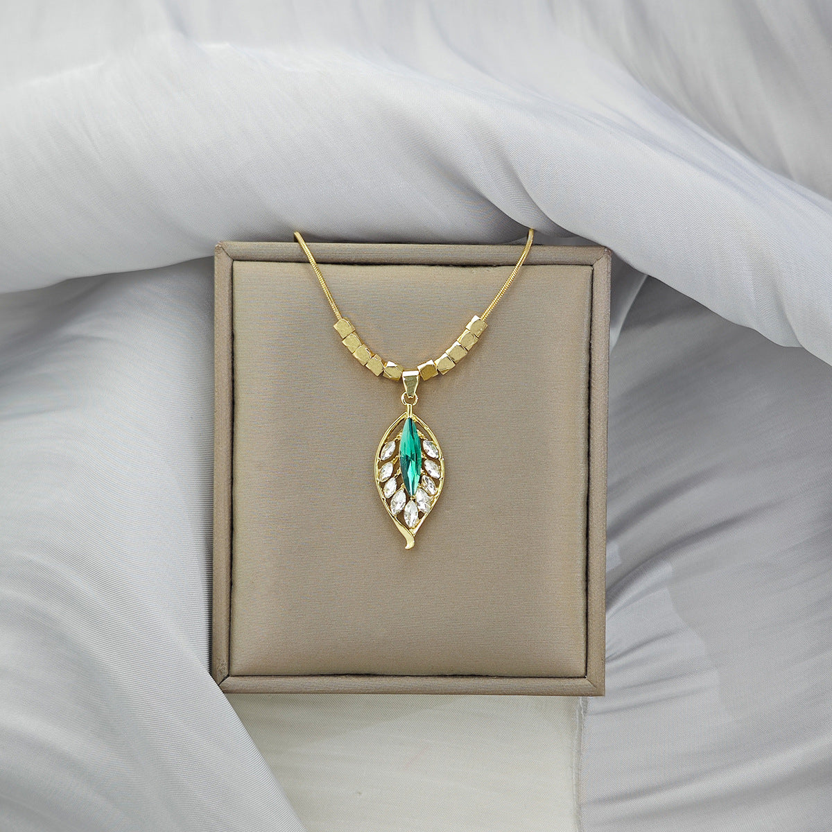 Wholesale  Retro Emerald Gradient Peace Button Necklace