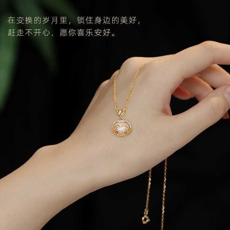 Wholesale safety lock light luxury sweater chain