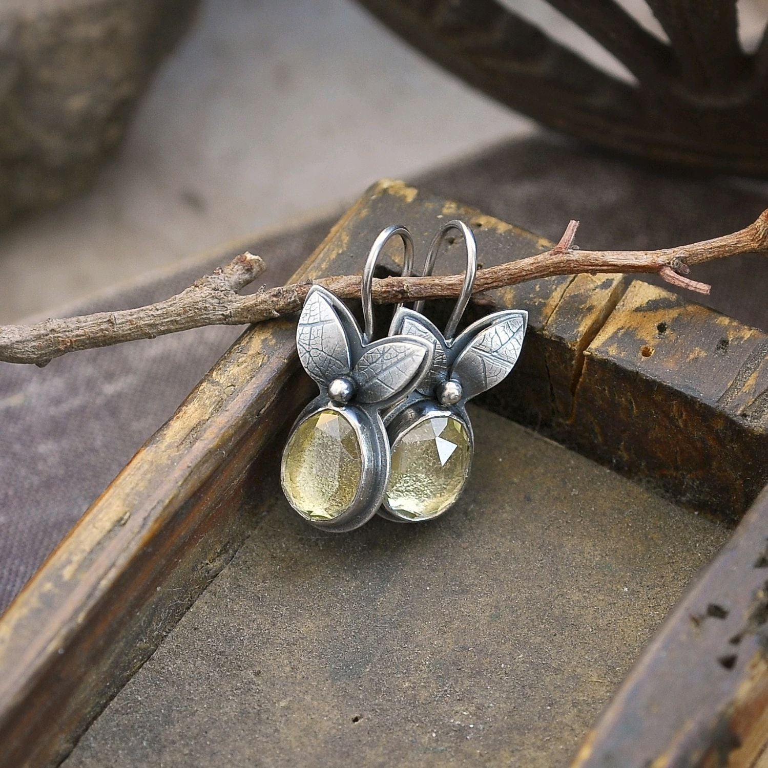 Wholesale  retro distressed metal yellow rhinestone earrings