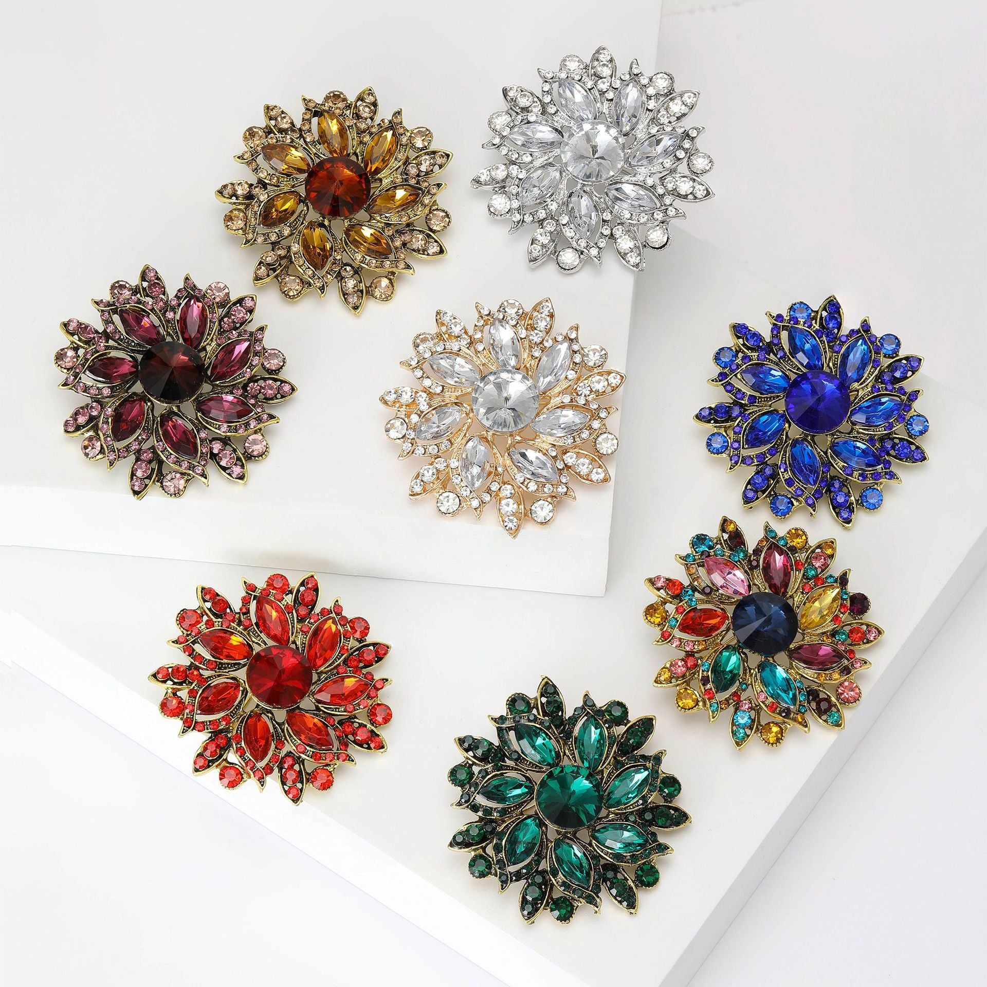 Wholesale Retro Flower Brooch Fashion Crystal Glass Women S Alloy Pin Casual Party Jewelry Accessory For Resale