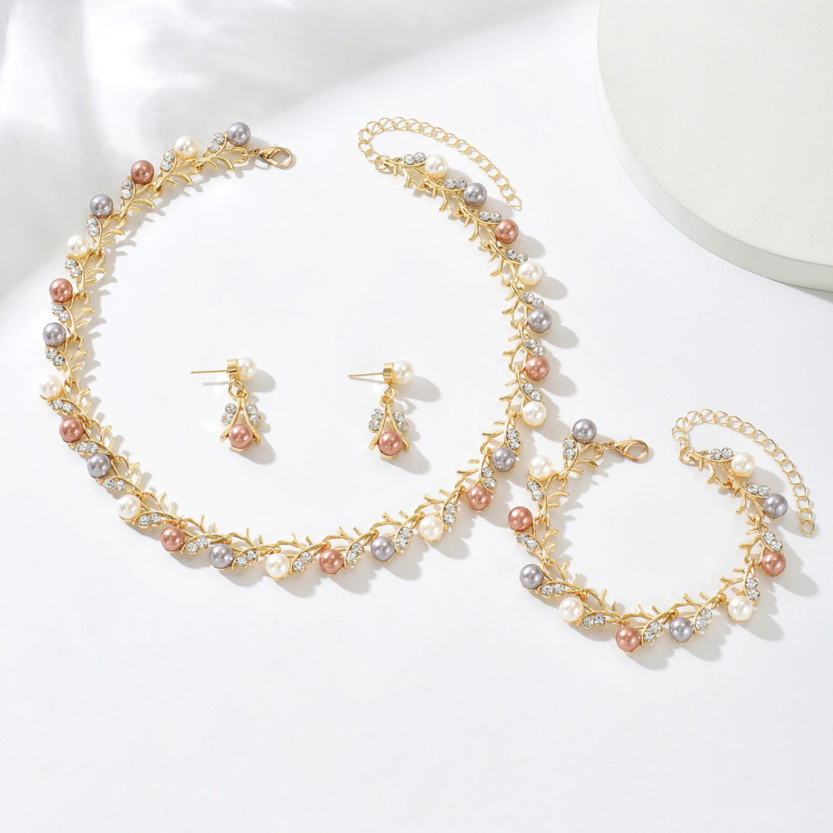 Wholesale Retro Pearl Shaped Alloy Jewelry Set with Earrings Necklace Bracelet for Women Party Wear